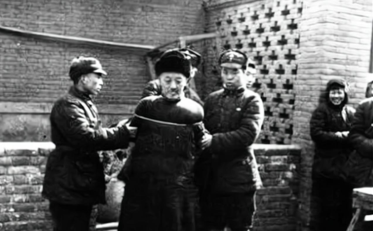 1943年，潜伏在伪林县保安队2支队的交通员获取情报，趁夜传递消息。半道上，交通