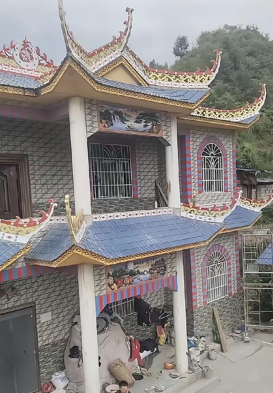 为什么都在说这房子像是纸扎的？只不过是房檐做得精致了些，色彩用的明亮了些。
其实