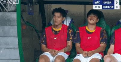 中超经典画面！儿子李嗣镕在天津津门虎的替补席待命，老爸中国名宿北京国安经理李明坐