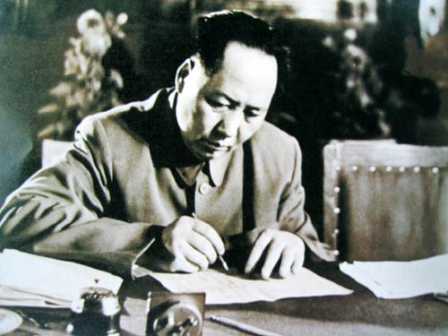 主席！苏联打我们了！” 1969年3月2日，周总理叫醒了正在酣睡的毛主席。
 