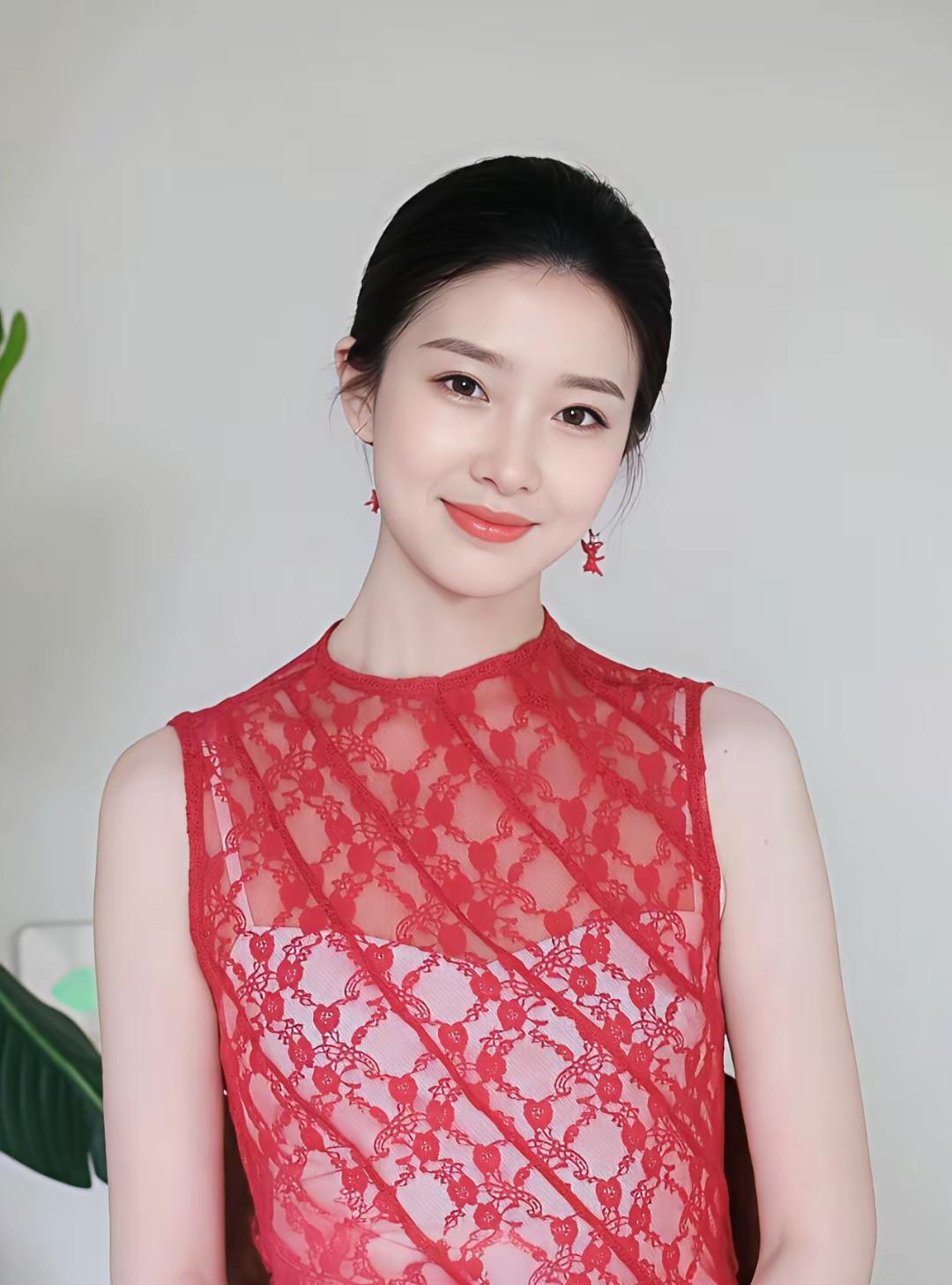 红衣美人笑，花影入画来。