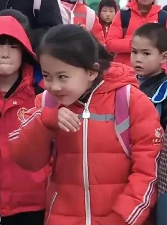 放弃百万签约，只为回归平凡。
大家还记得宁夏那个爱笑的女孩铁嘉欣吗，现在她已经十