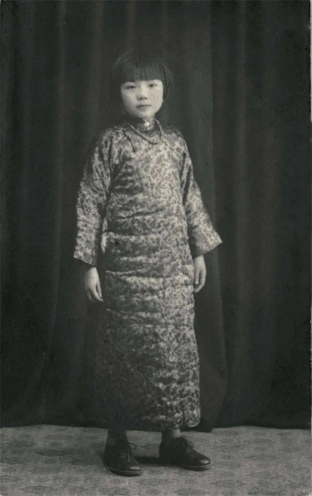 1929年，18岁的丫鬟来凤在厨房偷偷生下孩子，来凤是个丫鬟，在当时的年代，丫鬟