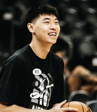 广东男篮正式官宣和崔永熙签下4年的B类合同，据CBA官方消息，广东男篮正式以4年