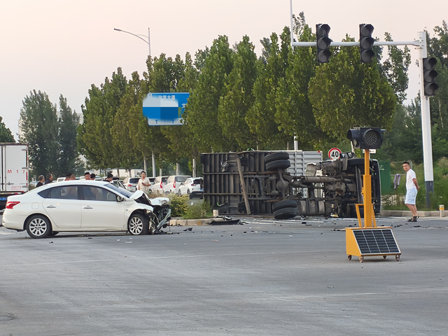 轩逸正面碰撞还行啊。
刚拍的。都说日产车皮薄，这100%正面碰撞看起来还行啊。A