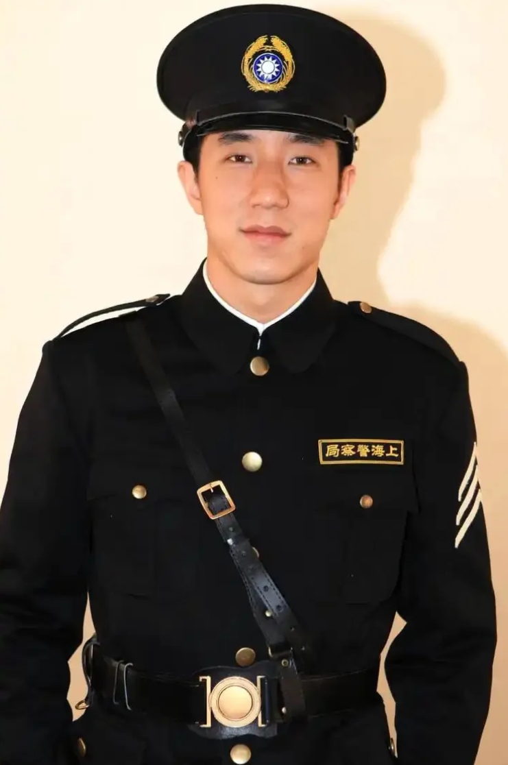 成龙两个子女状况
1.儿子房祖名 1982年12月出生于美国洛杉矶，毕业于威廉与