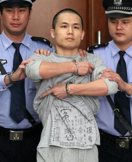 2013年，李才坤被判死刑时，他手上还戴着手铐，面对媒体记者，使劲掀起外层囚衣，