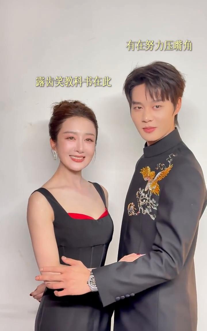 豪门姐弟上线。
有在努力压嘴角，露齿笑教科书在此。标准绅士手，突然变握手？