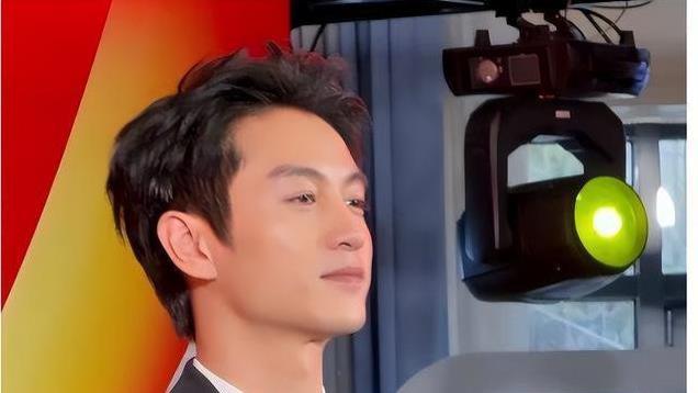 陈晓陈妍希宣布分手，昔日甜蜜变尴尬反转，网友热议真假爱情