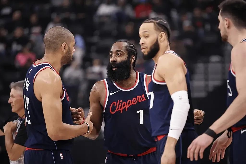 【西部第六生死线！快船再输就成联盟笑柄】
NBA收官战暗流涌动，洛杉矶快船正站在