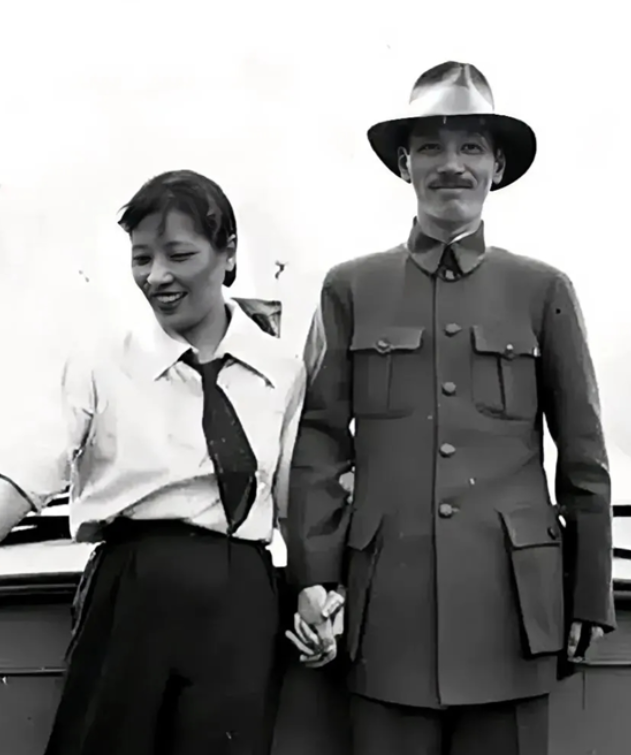 这是1927年，新婚不久的蒋中正，手挽着自己的妻子宋美龄，一张罕见的留影，就在不