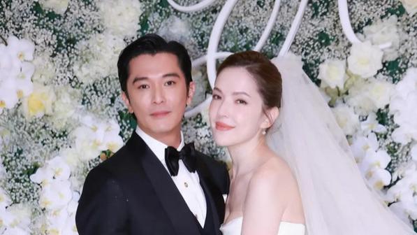 邱泽许玮甯举办婚礼：郎才女貌好般配，两人对视很甜蜜！