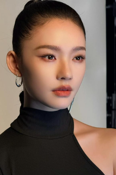 林允的这组妆造，该如何形容比较好？