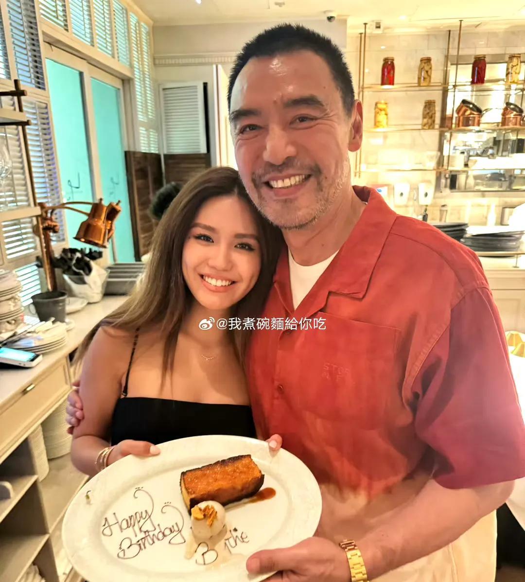 钟懿21岁生日，钟镇涛和范姜帮女儿庆生。