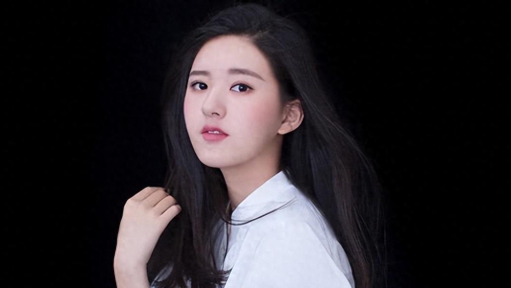 赵露思公开黑粉辱骂短信引热议，公众人物心理健康引关注