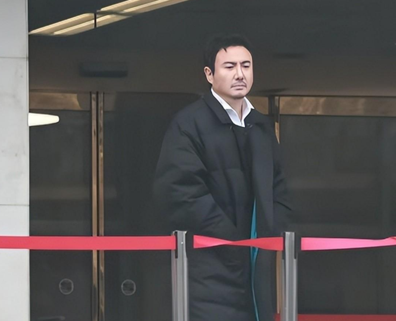 马年春晚沈腾马丽第10次合体，憋了个大招：AI诈骗！
这俩人蹲台阶对词的路透一出