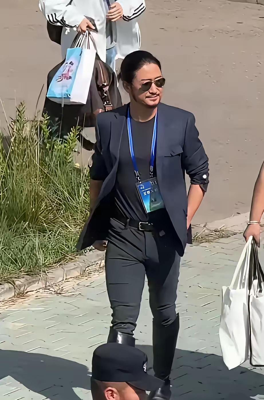 说真的，自从吴京留长发和络腮胡以后，不仅有艺术范儿了，气场也变得强大了。
这张图