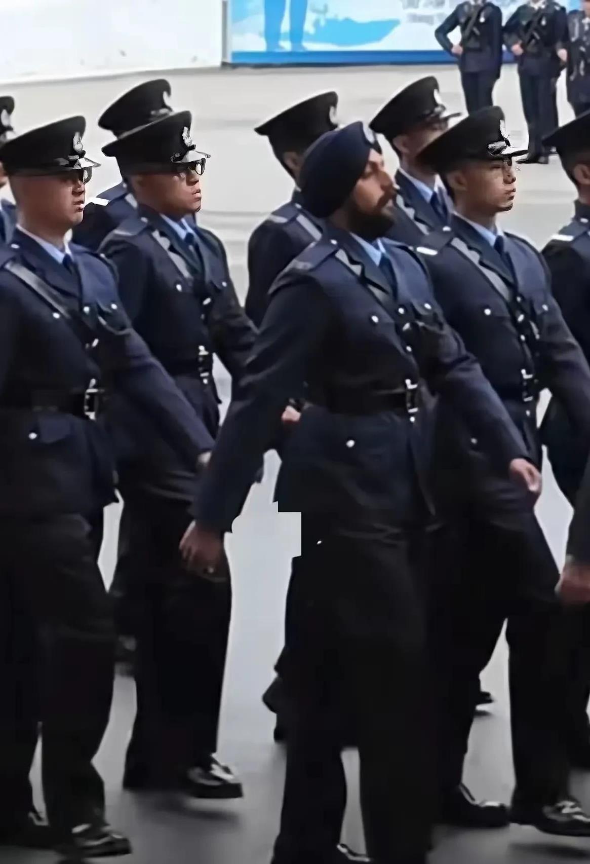 周一鸣任香港警务处长，香港警察已经采用中式步操，但是制服为什么还不改穿中式警服呢