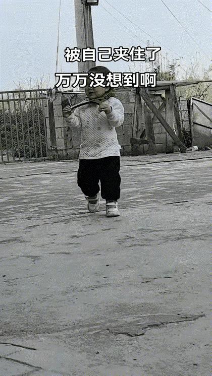孩子拿夹雪球的玩具夹子，把自己头夹住，弄不下来了，哭着回来了。
小孩子真好玩，这