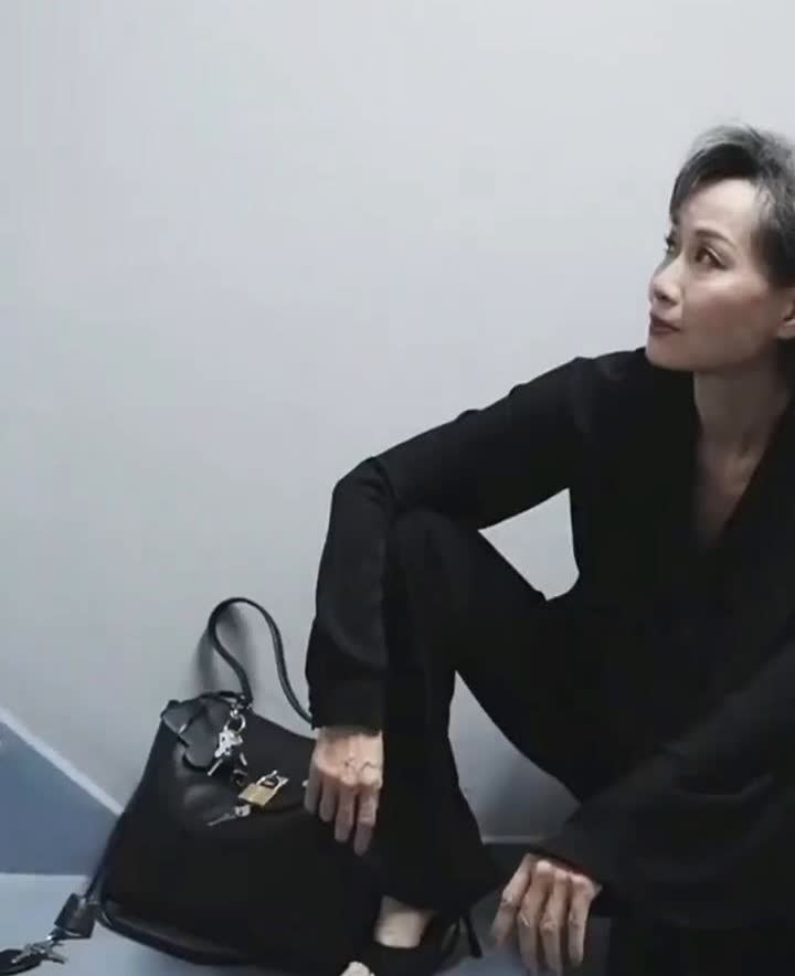 她好美！年轻时她的帅气。
幸会张真人，你死你的，关我什么事。现在的她超越年龄的