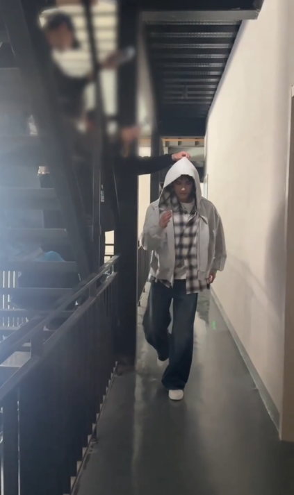 吴磊谁教你这么边走边脱衣服的