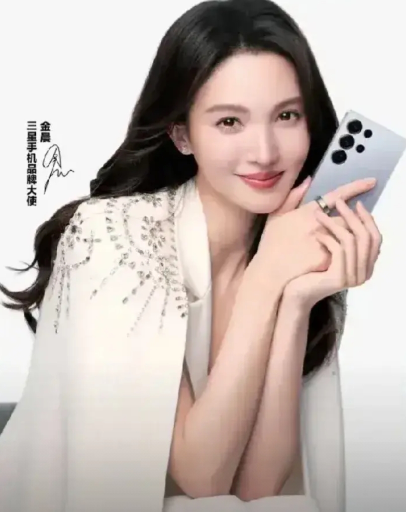 三星会长李在镕拜会小米老板雷军，其笑容可掬的形象一改在韩国时的不苟言笑高高在上，