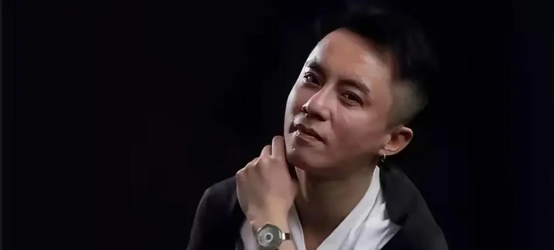 【戏台灯灭】那个在台上甩出银河的角儿，今早朋友圈全在传他的黑白照
金粉描过眉梢时