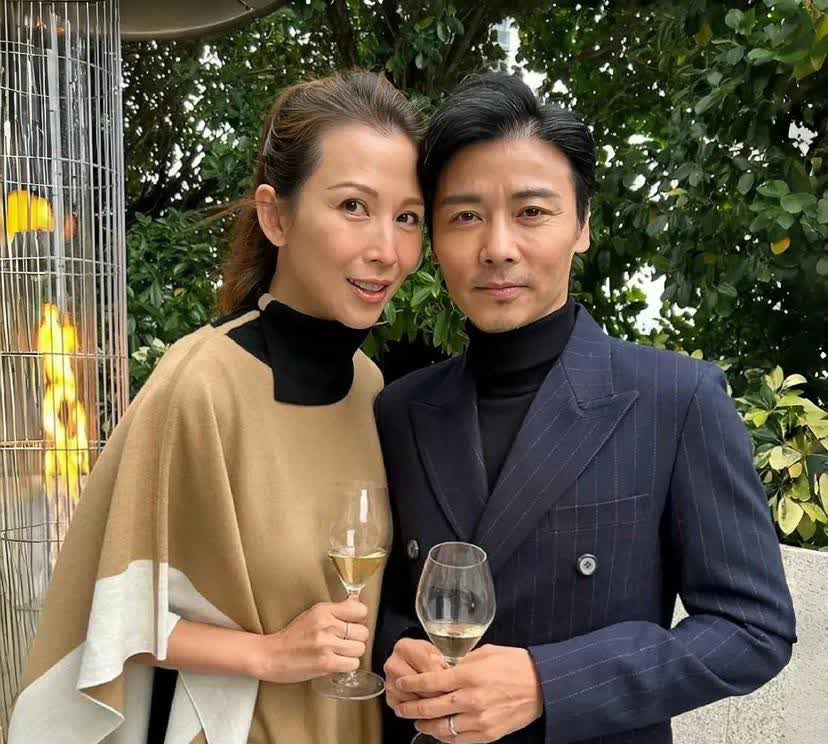 中年婚姻危机重重，

蔡少芬和张晋的这17年婚姻，不管上综艺还是出行被拍，很