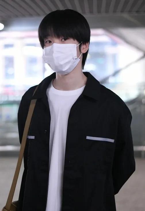 邻家男孩被抓了，原因是和一个假冒16岁女孩发生关系。



这件令人震惊的事件，