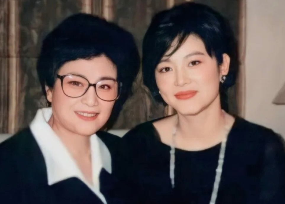 1995年，越剧《红楼梦》中的“林黛玉”王文娟与电影《金玉良缘红楼梦》中的“贾宝