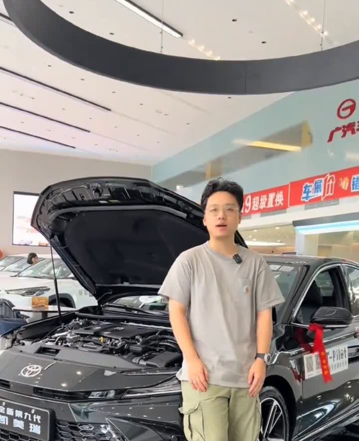发动机舱对比。
经常有客户问凯美瑞和亚洲龙的发动机舱是一样的吗？今天带你看一下
