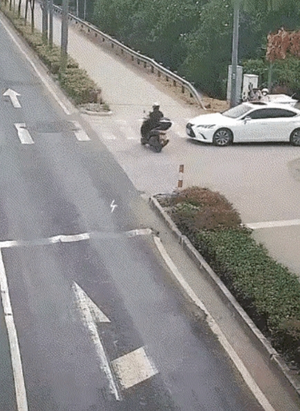这是一场有争议的交通事故。一辆白色轿车从道口出来拐弯上道，一辆摩托车从白色轿车前
