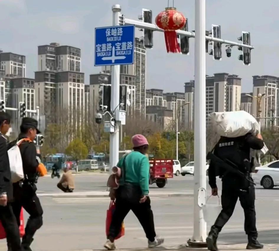 隆阳特警小哥哥这身制服好看，他们不仅背起的是行李，更是人民！
保山特警真心可以，