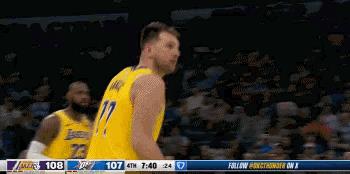 雷霆裁判是本场的MVP。湖人全员出击结果被裁判搅黄了。
湖人客场挑战雷霆的比赛中