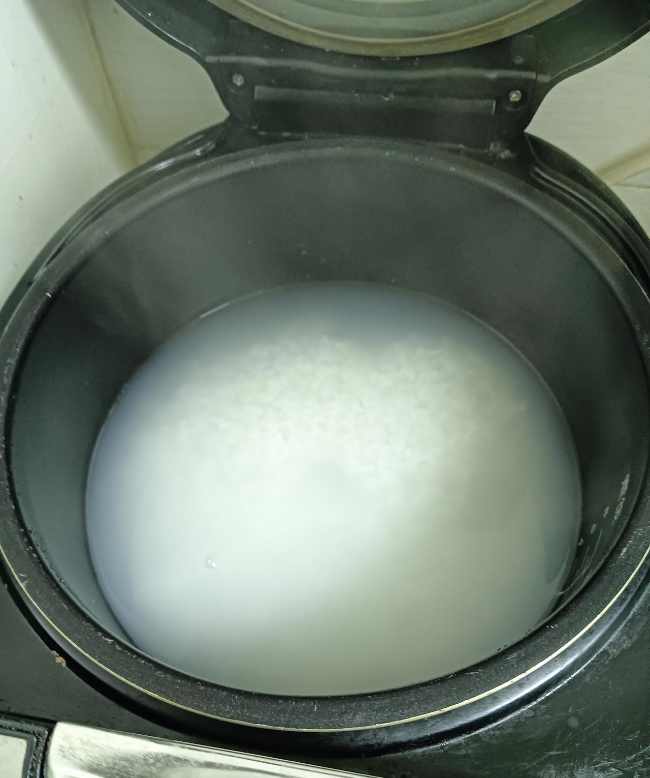 今天又早起做早餐了，5:00起来煮的粥，6:00又起来煮的鸡蛋，6:10喊醒的儿