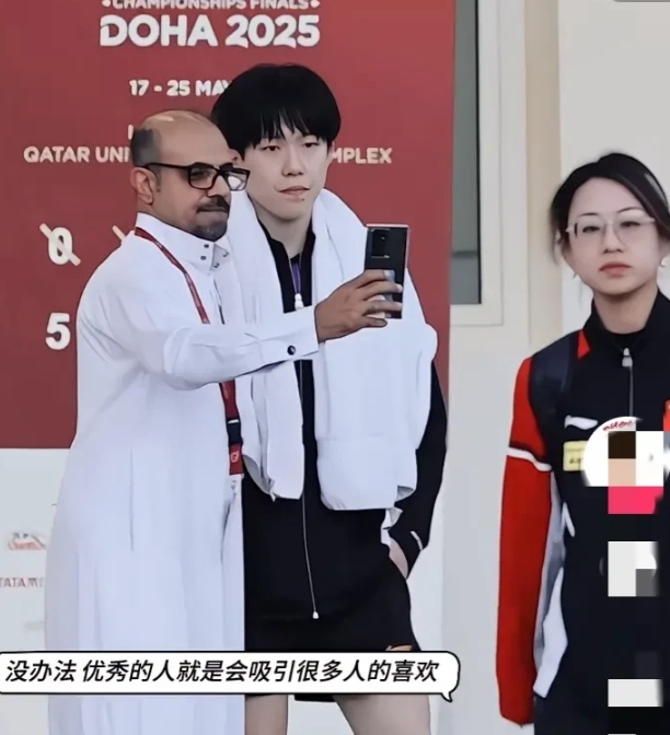 优秀的人谁不喜欢呢？足坛老将米卢也来看王楚钦比赛了，看到王楚钦比赛完，上前就搂着