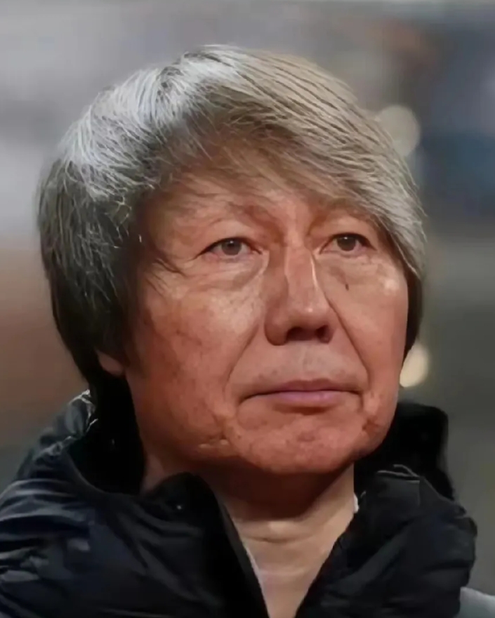 李铁踩缝纫机要踩到冒烟才能出来吧。
这种人就应该关到死，出来也是祸害人，好好的教