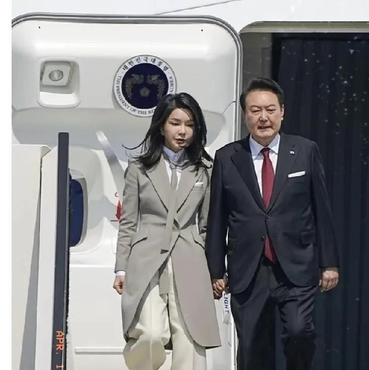 韩国前总统尹锡悦受审











尹锡悦，曾经的韩国总统，如今却成了阶