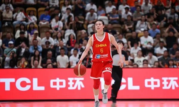 女篮热身赛第4场，杨舒予与王思雨根本不是同档次！！
杨舒予，出战19分钟，8投4