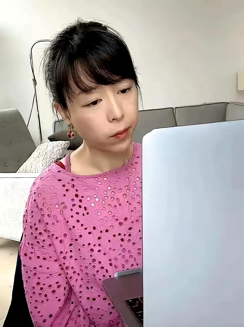 张静初这状态还有人找她演戏吗？
张静初现在也不演戏了，天天坐在那儿直播。啥也不说