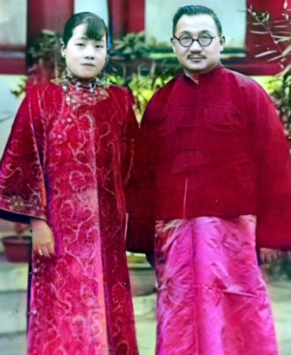 1914年，宋霭龄与孔祥熙完婚，洞房花烛夜，一伙人儿前来闹洞房，有人趁乱扯下她的