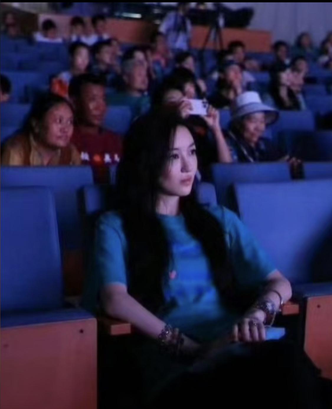 王菲二女儿李嫣参加活动路拍，19岁的她已经长大了。看着比窦靖童还要成熟一些。
李