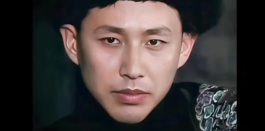白客不露牙的情况有点陈道明的影子，
还有一种情况是学习陈道明老师的表演，
毕竟是