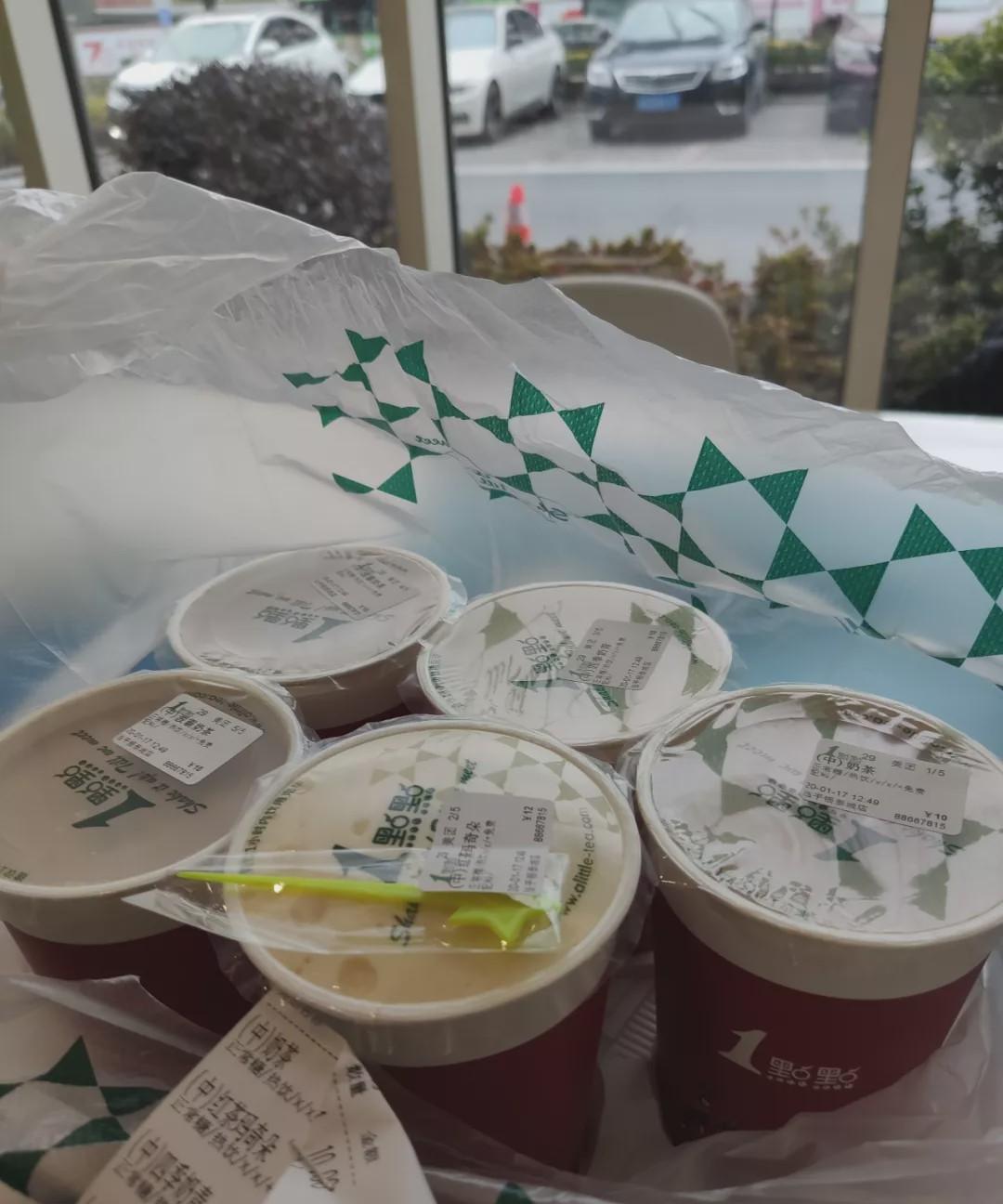 今天去银行打回单，
碰到了我姨夫和表哥的孩子，
虽然我嫁过来这么多年，
虽然我们