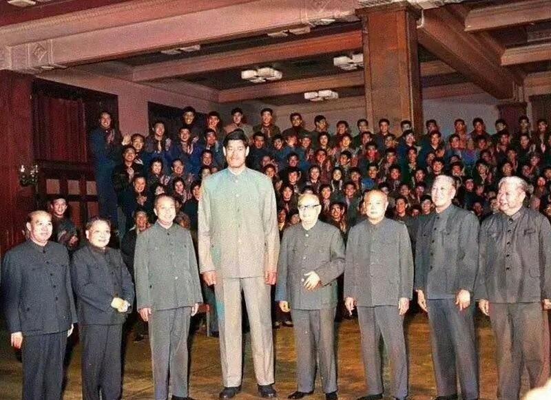 1978年，华国锋、叶剑英、李先念、耿飚、陈锡联等领导人和篮球运动员穆铁柱的合影
