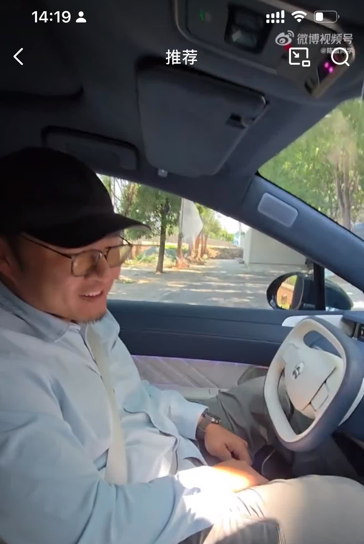 陈震带朋友长见识: 换电不但不断电，而且不用下车！

这朋友长期在美国住，他