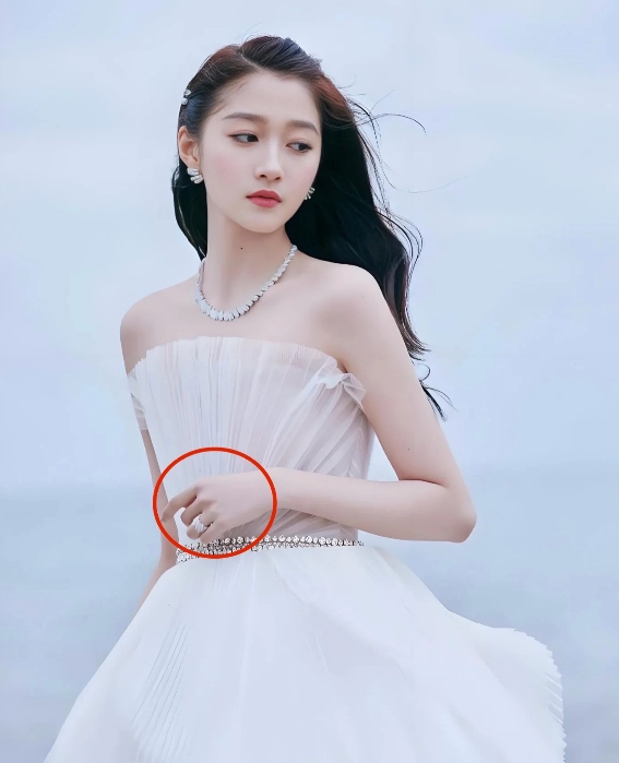 大家不要再羡慕关晓彤了，我们很难有机会成为她的。

因为有个条件我们都很难达到，