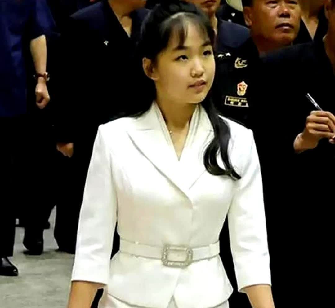 女朝二十岁，朝鲜第一女儿越发美丽了！

少女这几年实在是水润如玉，从前还是个