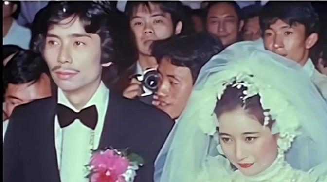 鲁迅的长孙周令飞不顾父母的反对，乘机飞赴台湾与张纯华举行了盛大的婚礼，做了上门女