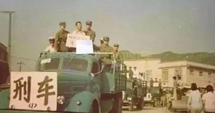 1983年，一位领导坐着车从北京前往秦皇岛，途经唐山时，被菜刀队的成员拦住去路。